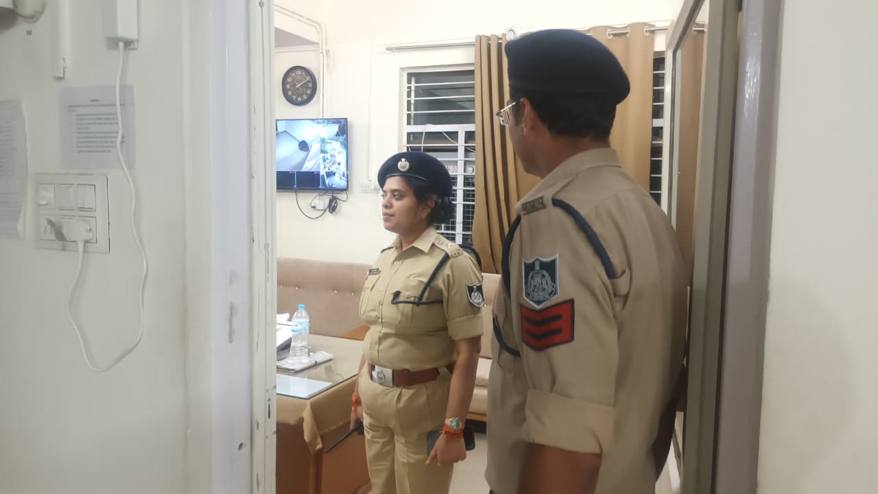नवागत एसपी ने किया रात्रि में थानों का निरीक्षण