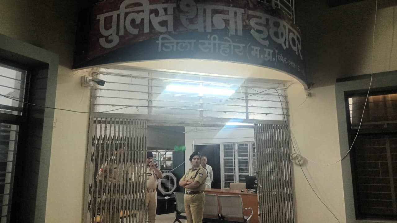 नवागत एसपी ने किया रात्रि में थानों का निरीक्षण