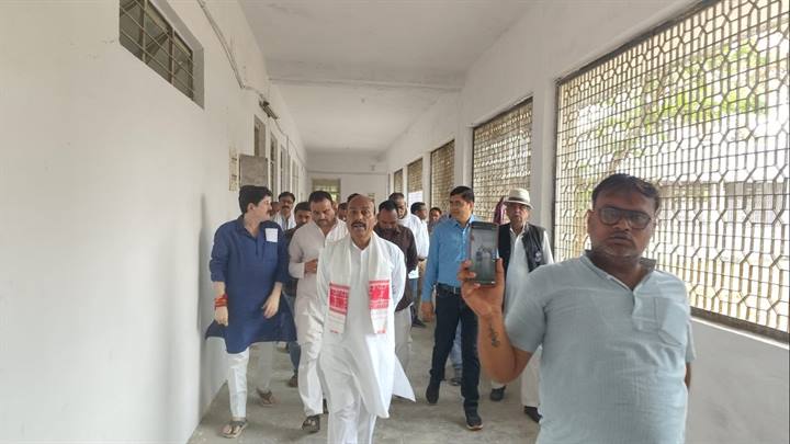 छतरपुर: केन्द्रीय मंत्री डॉ. वीरेन्द्र कुमार ने किया केंद्रीय विद्यालय के अस्थाई भवन का निरीक्षण