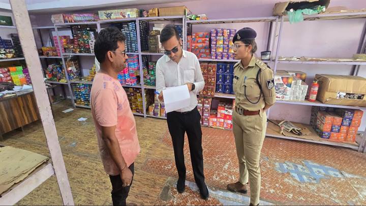 सागर जिले में प्रशासन का बड़ा एक्शन: विस्फोटक सामग्री के गोदामों और दुकानों का औचक निरीक्षण