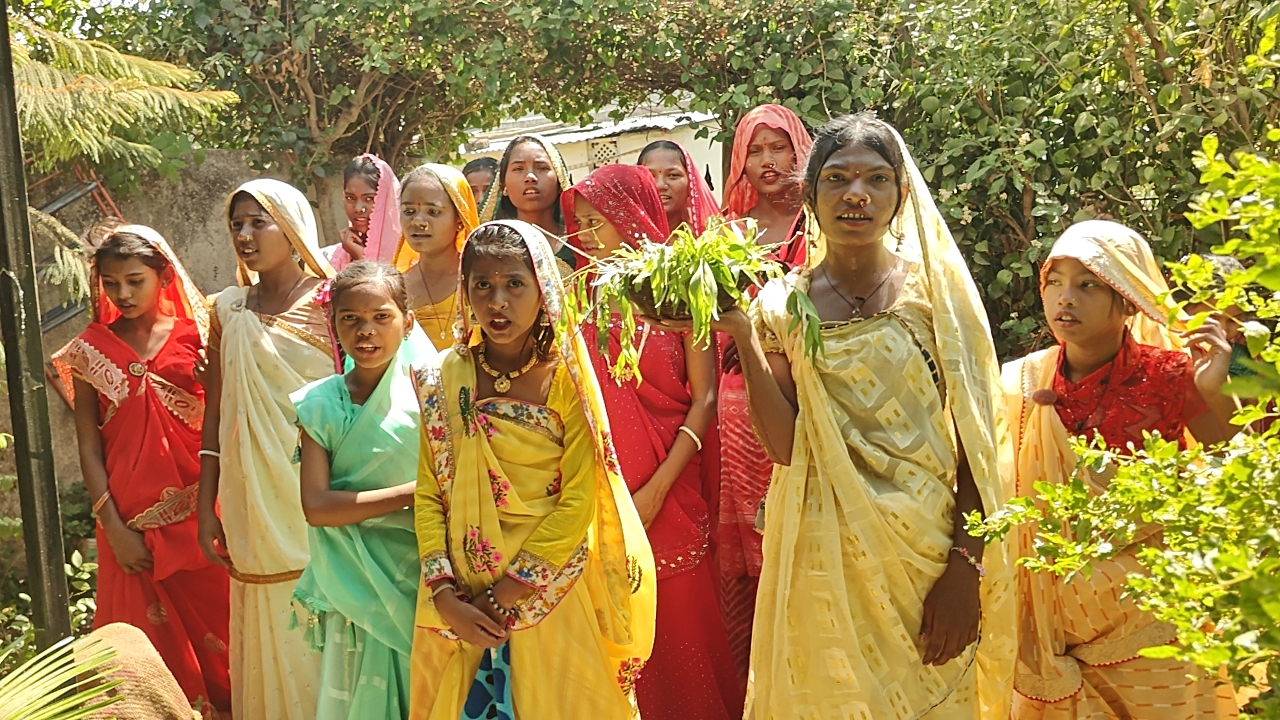 आदिवासियों की अनोखी परंपरा, मेंढक की टर्राहट से गूंजे आदिवासी गांव... अच्छी बारिश के लिए इंद्रदेव को मनाने निकले बच्चे l