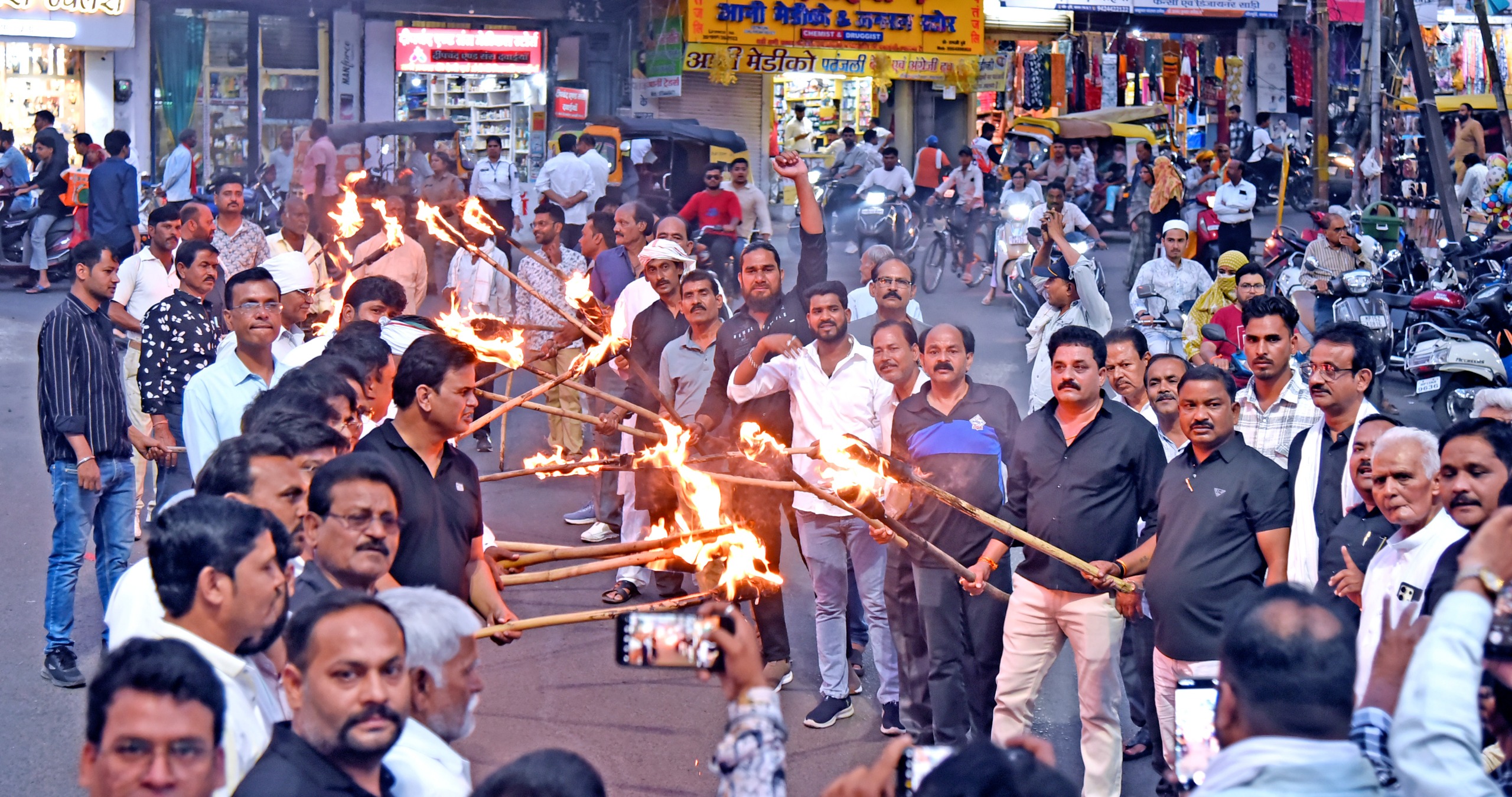 नीट परीक्षा पेपर लीक प्रकरण को लेकर जिला शहर एवं ग्रामीण कांग्रेस कमेटी सागर ने संयुक्त रूप से निकाला मशाल जुलूस 