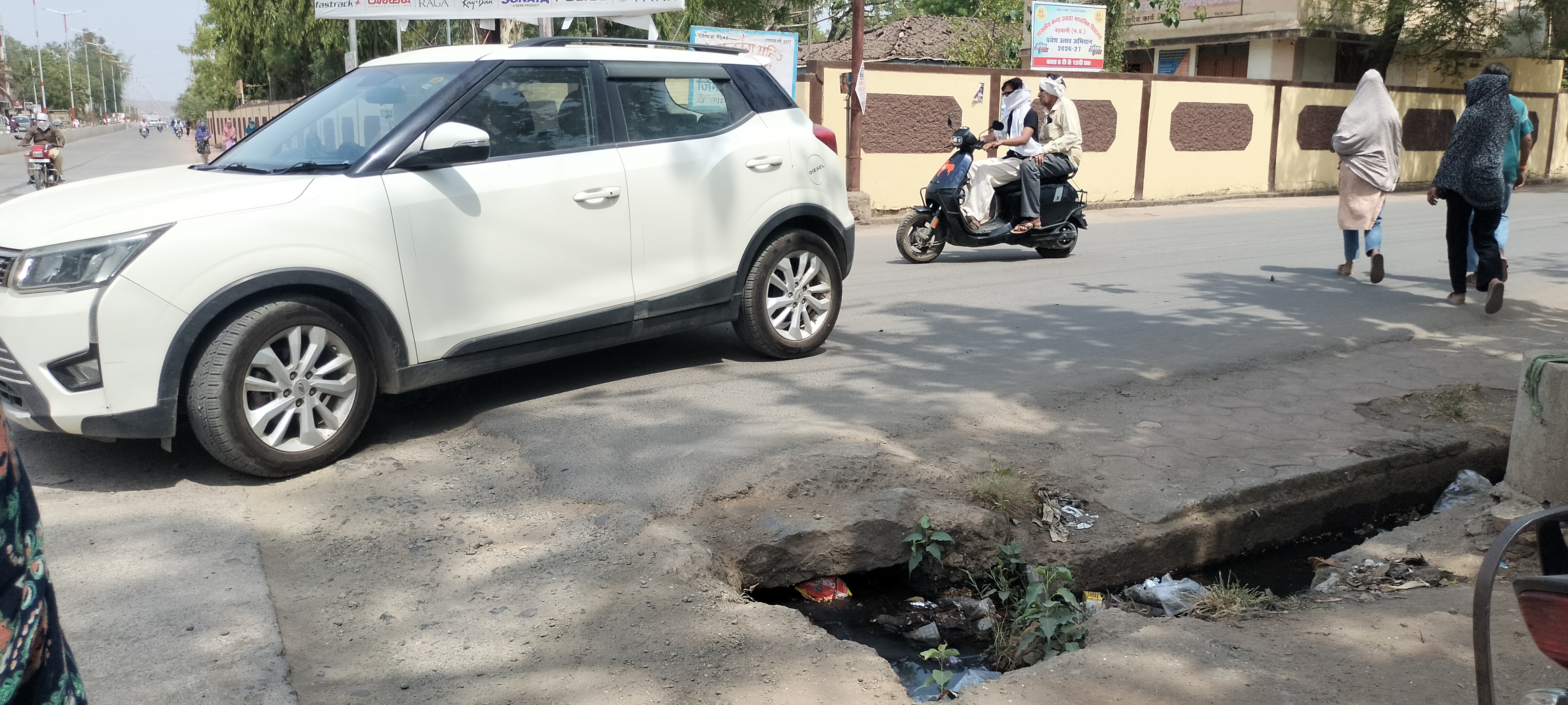 पैवर कार्य अधूरा, खुले चैंबर बने खतरा शहर के मुख्य मार्ग पर बढ़ी हादसों की आशंका, नागरिकों ने जल्द सुधार की मांग उठाई