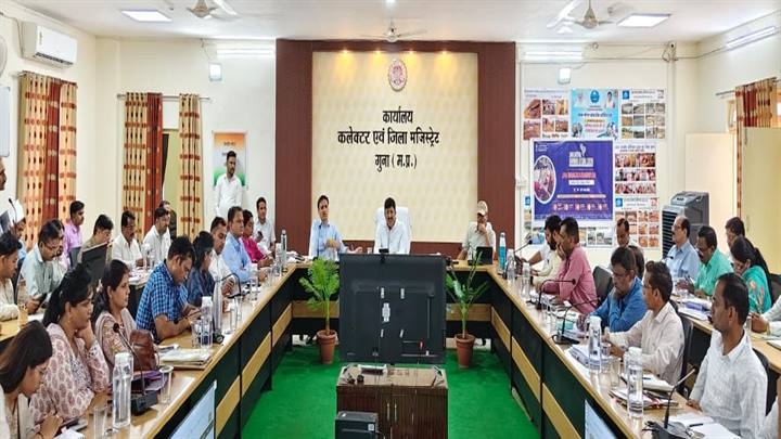 कलेक्टर के सख्त निर्देश : सीएम हेल्पलाइन में लापरवाही बर्दाश्त नहीं
