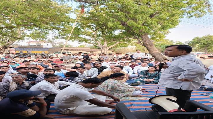 रीवा जिले में प्रशासन की अभिनव पहल: ग्राम टिकुरी में कलेक्टर ने लगाई 'जन चौपाल', अधिकारियों के साथ पहुंचे गांव