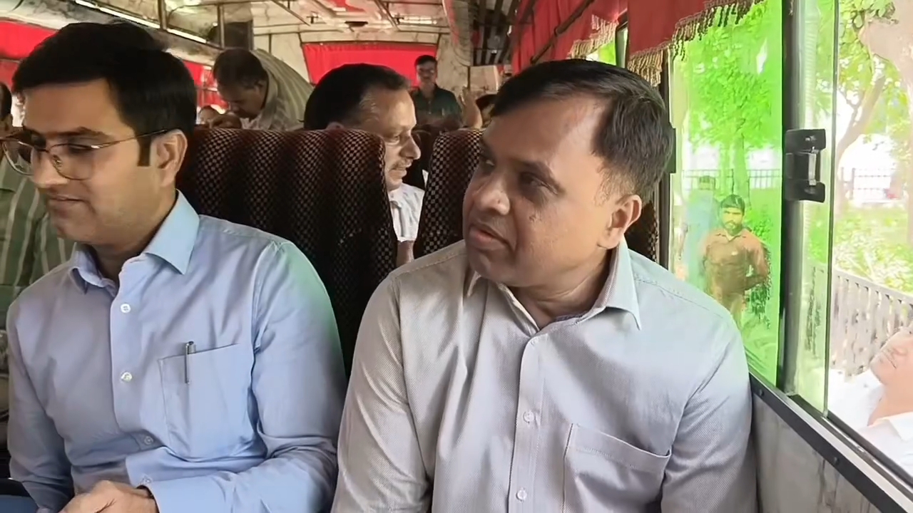 कलेक्टर का गांव दौरा अफसरों संग चौपाल चर्चा