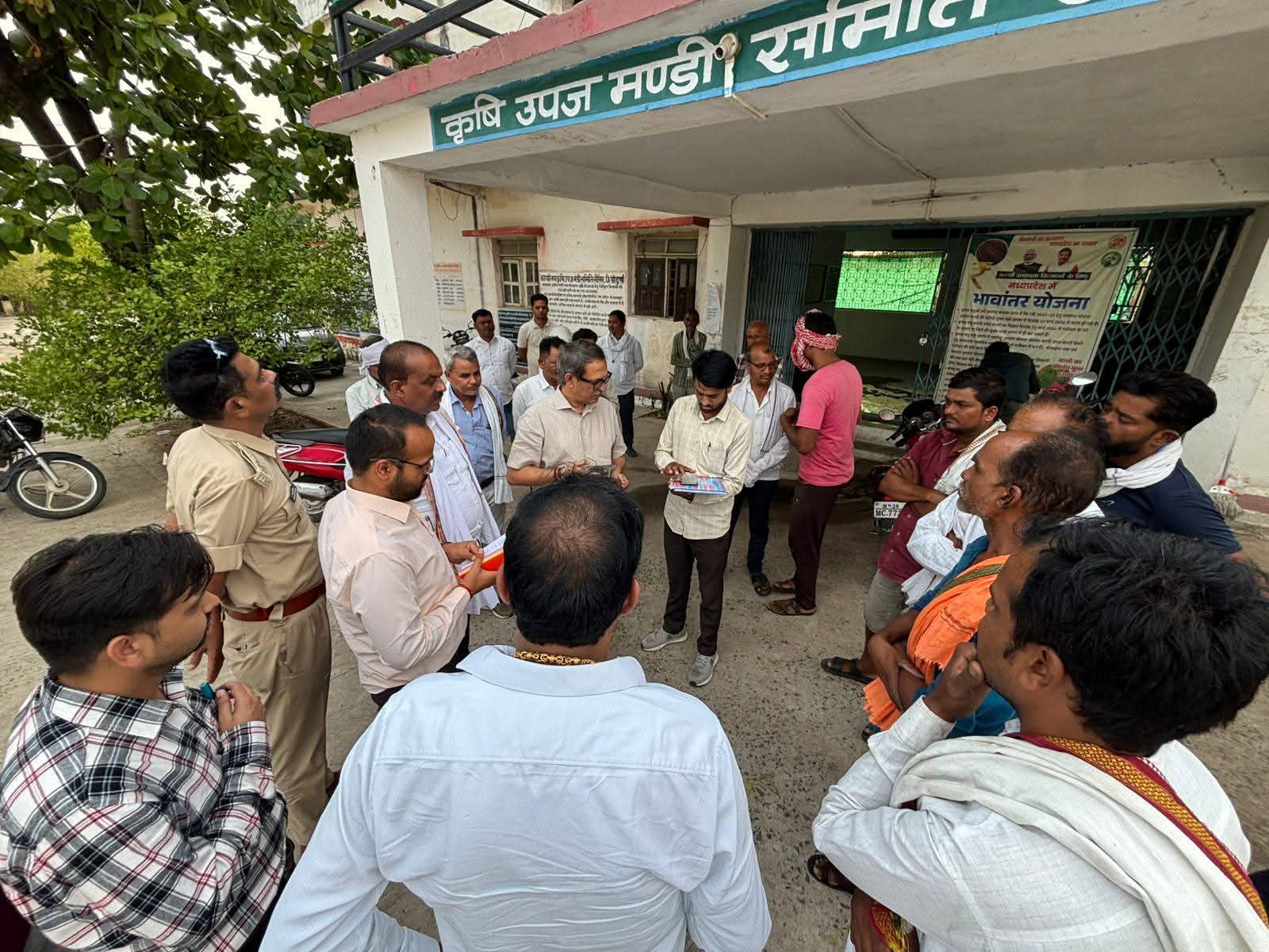 जिला कलेक्टर नीरज वशिष्ठ नेतुलाई के लिये राशि वसूली पर लगाई फटकार, पारदर्शिता के साथ खरीदी करने के दिए निर्देश