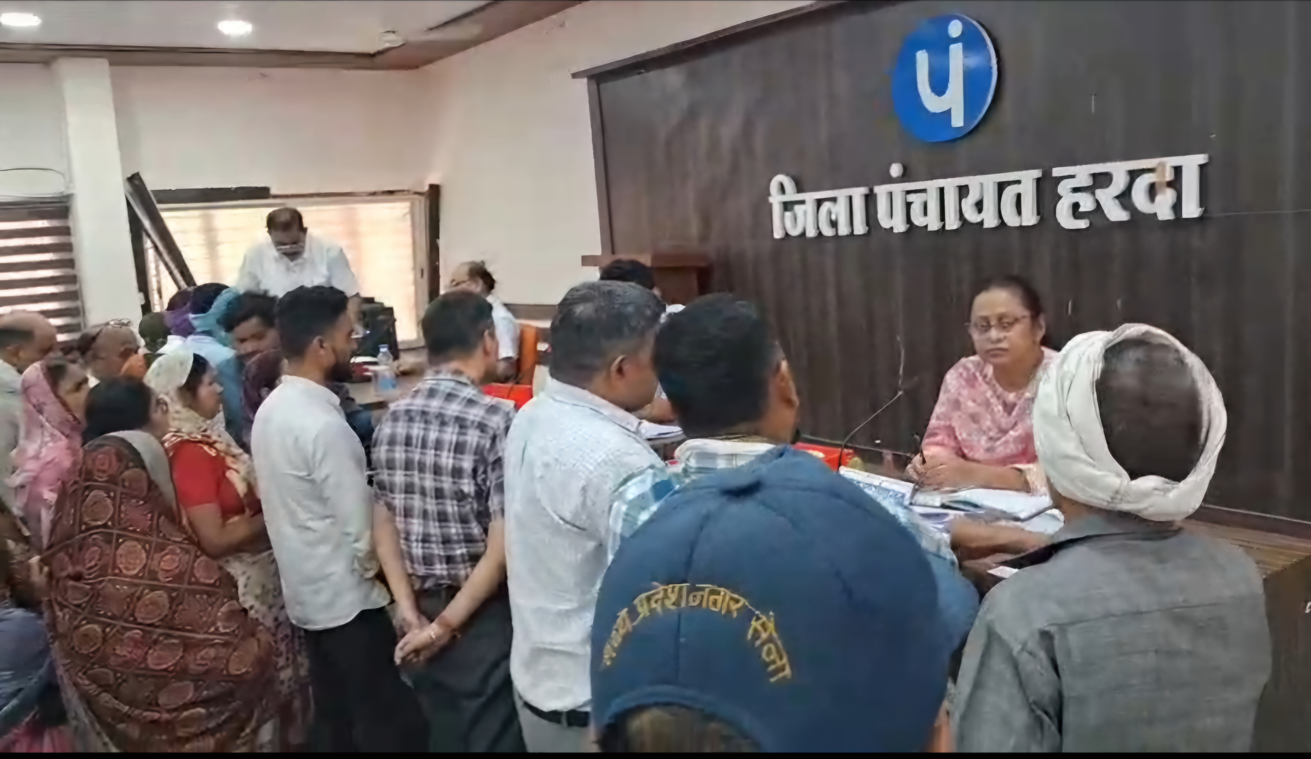 रास्ता नही होने से ग्रामीण परेशान