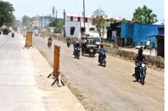 10 करोड़ की डिवाइडर रोड अधूरी, धूल से परेशान लोग डेढ़ साल बाद भी नेत्र अस्पताल तक नहीं बनी एक पटरी, भारी वाहनों से उड़ रहे धूल के गुबार