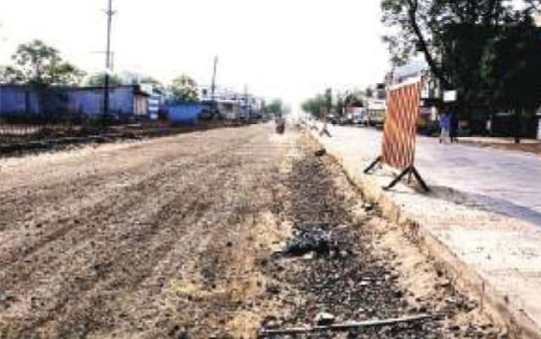 10 करोड़ की डिवाइडर रोड अधूरी, धूल से परेशान लोग डेढ़ साल बाद भी नेत्र अस्पताल तक नहीं बनी एक पटरी, भारी वाहनों से उड़ रहे धूल के गुबार