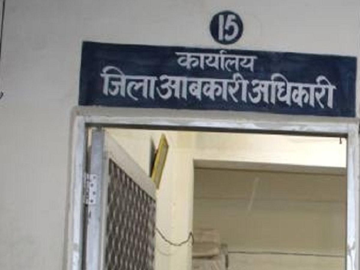 एमआरपी से अधिक कीमत पर शराब बिक्री पर आबकारी विभाग की कार्रवाई  दो मदिरा दुकानों पर 3.26 लाख रुपये से अधिक का लगाया जुर्माना  