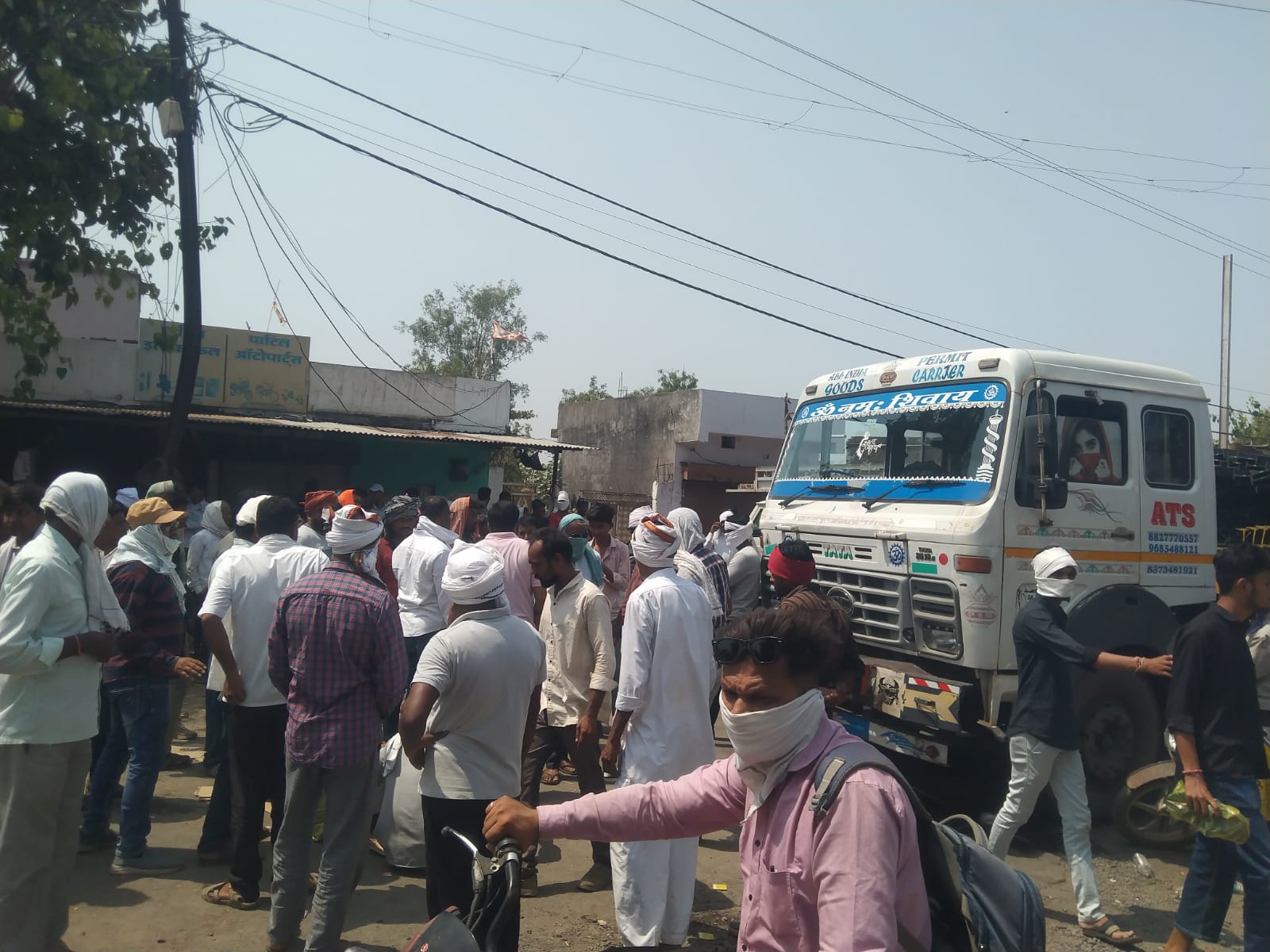 नहर से पानी नही मिलने से किसान परेशान पीड़ित किसानों ने स्टेट हाइवे किया जाम