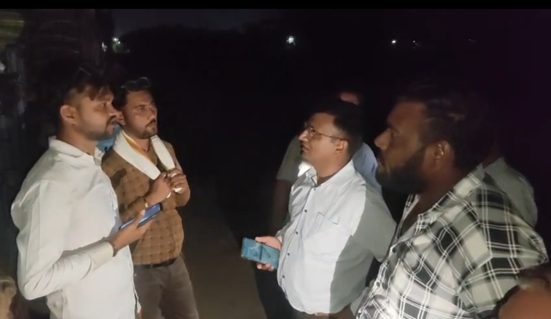आधी रात ट्राले से उतारी जा रही थी संदिग्ध खाद, किसानों ने पकड़ा मामला; नकली फर्टिलाइजर बेचने की आशंका पर जांच शुरू।