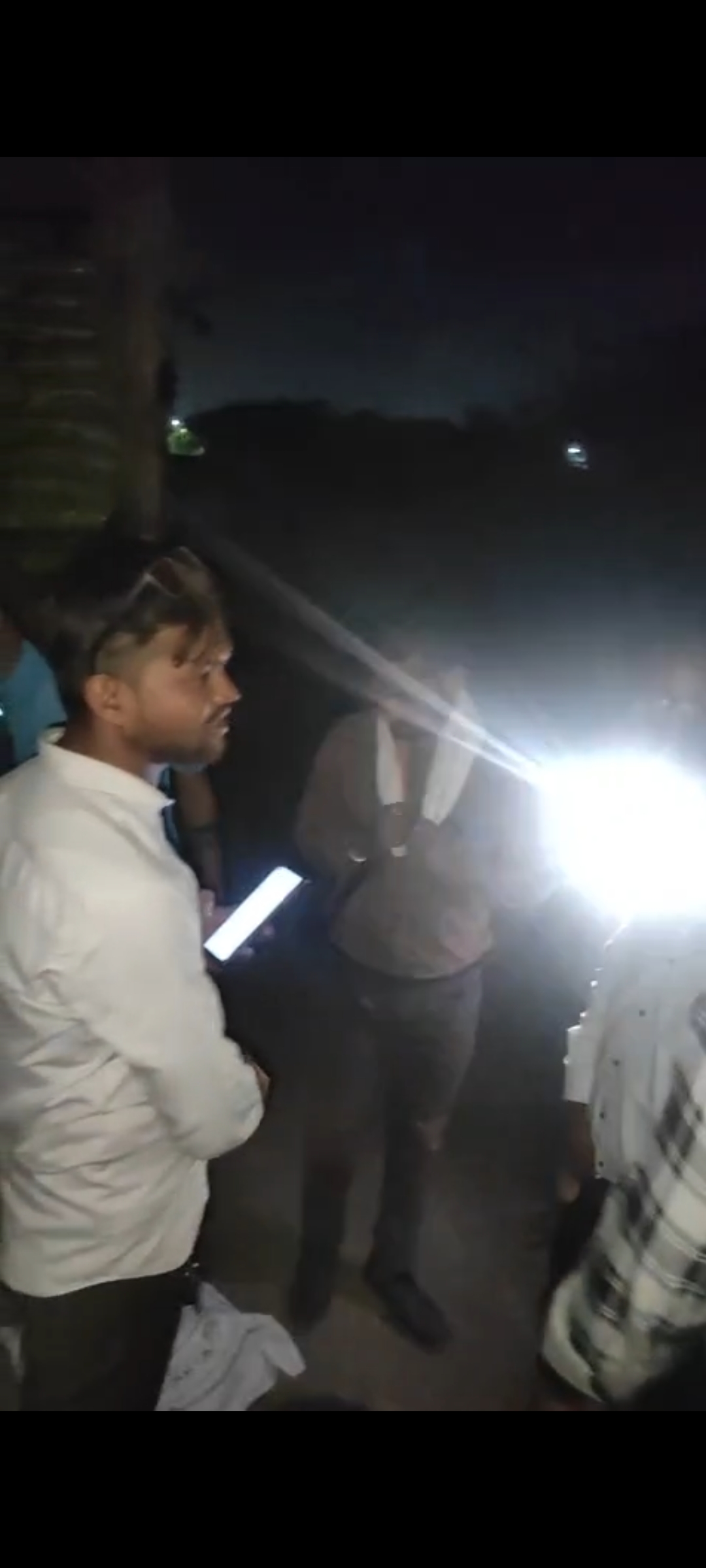 आधी रात ट्राले से उतारी जा रही थी संदिग्ध खाद, किसानों ने पकड़ा मामला; नकली फर्टिलाइजर बेचने की आशंका पर जांच शुरू।