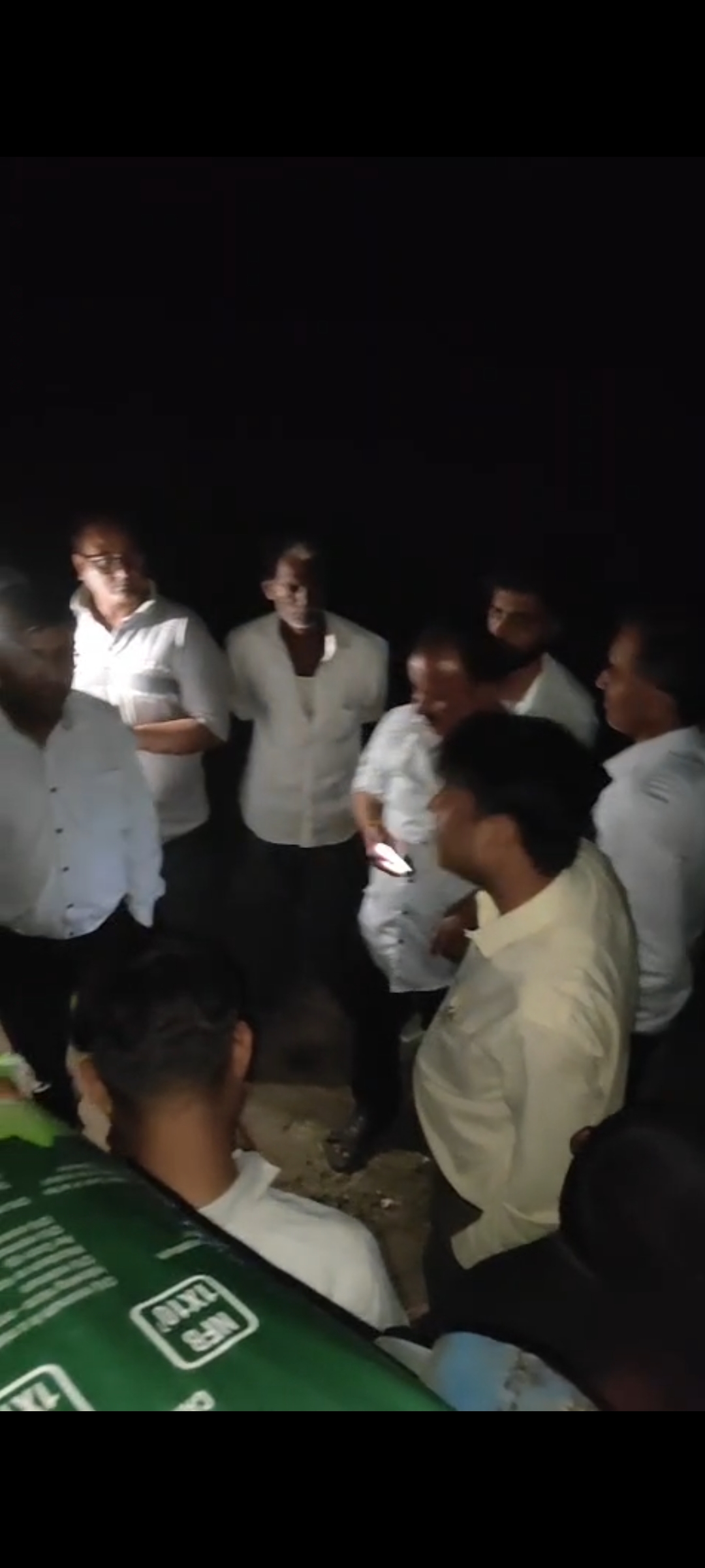 आधी रात ट्राले से उतारी जा रही थी संदिग्ध खाद, किसानों ने पकड़ा मामला; नकली फर्टिलाइजर बेचने की आशंका पर जांच शुरू।