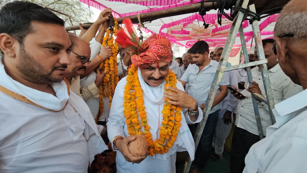 नेताजी का तुलादान सड़क स्वीकृत होने पर ग्रामीणों ने हरदा विधायक डॉ RK दोगने का फलों से तुलादान किया   