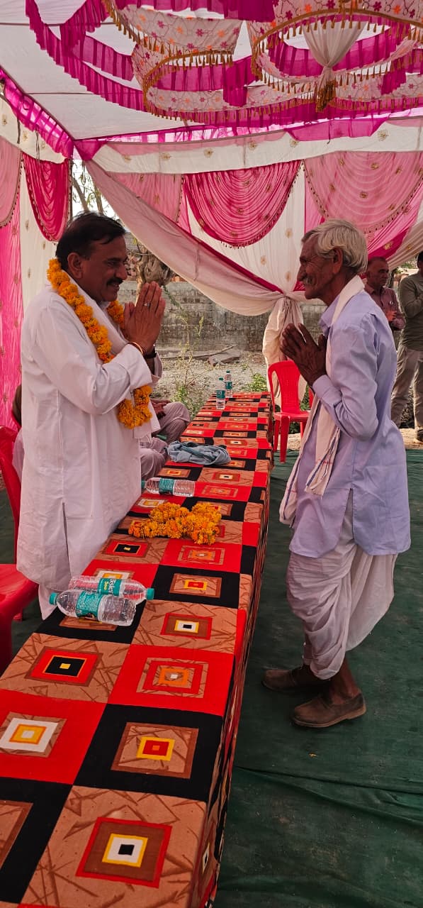 नेताजी का तुलादान सड़क स्वीकृत होने पर ग्रामीणों ने हरदा विधायक डॉ RK दोगने का फलों से तुलादान किया   