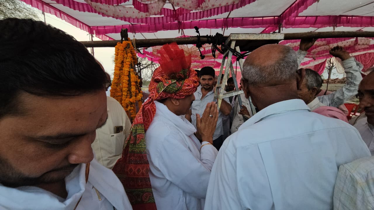 नेताजी का तुलादान सड़क स्वीकृत होने पर ग्रामीणों ने हरदा विधायक डॉ RK दोगने का फलों से तुलादान किया   