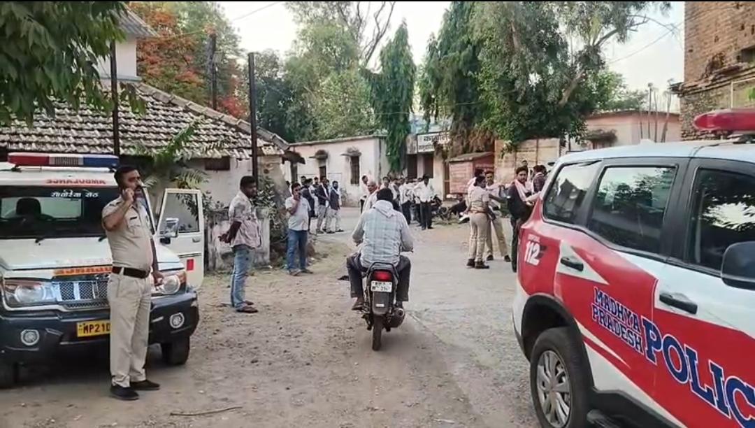लकड़ी काटने के विवाद में युवक की हत्या, सड़क किनारे मरणासन्न मिला, अस्पताल में तोड़ा दम