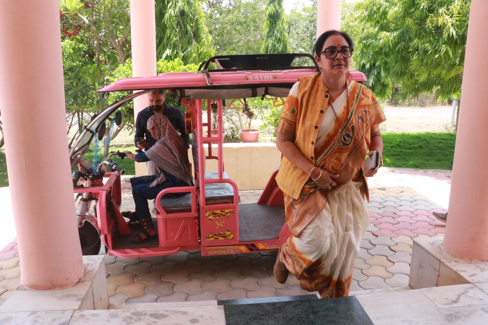 बालाघाट: सांसद भारती पारधी की अनूठी पहल, ई-रिक्शा से पहुंचकर दिया पर्यावरण का संदेश