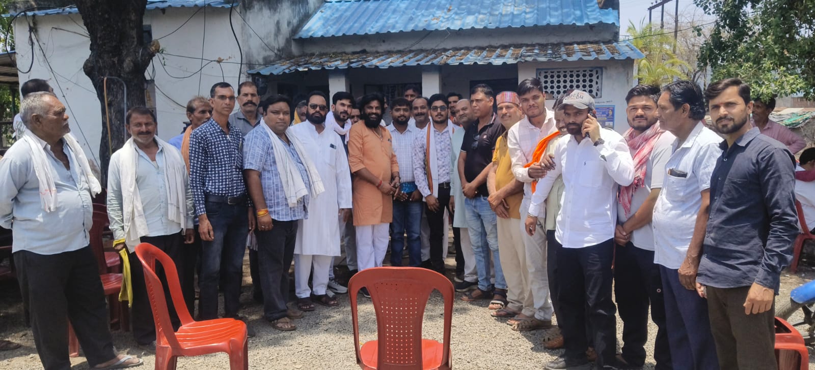 लो बोल्टेज से ग्रामीण परेसान मण्डल अध्यक्ष ने ली बैठक 