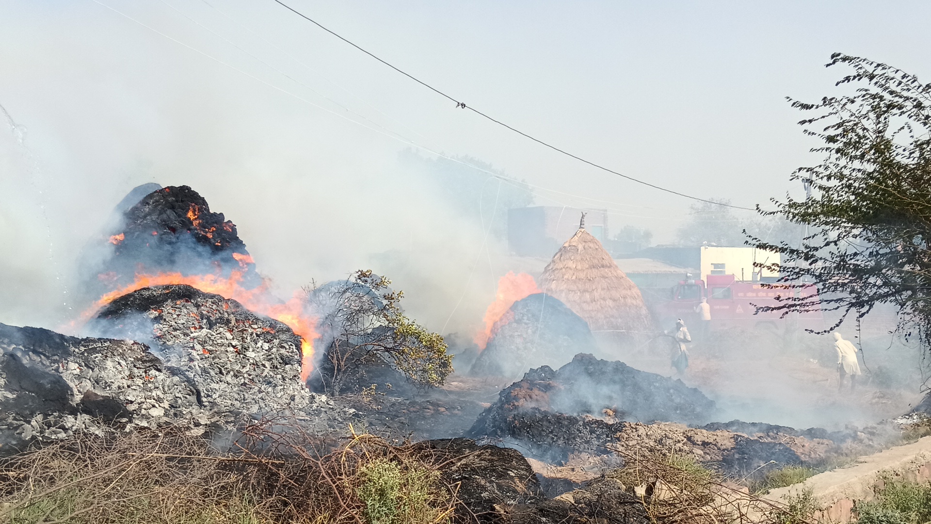 डबरा देहात थाना क्षेत्र के ग्राम बेरखेड़ा में ट्रांसफार्मर के शॉर्ट सर्किट से भीषण आग, भूसे और कंडों के कूप जलकर राख