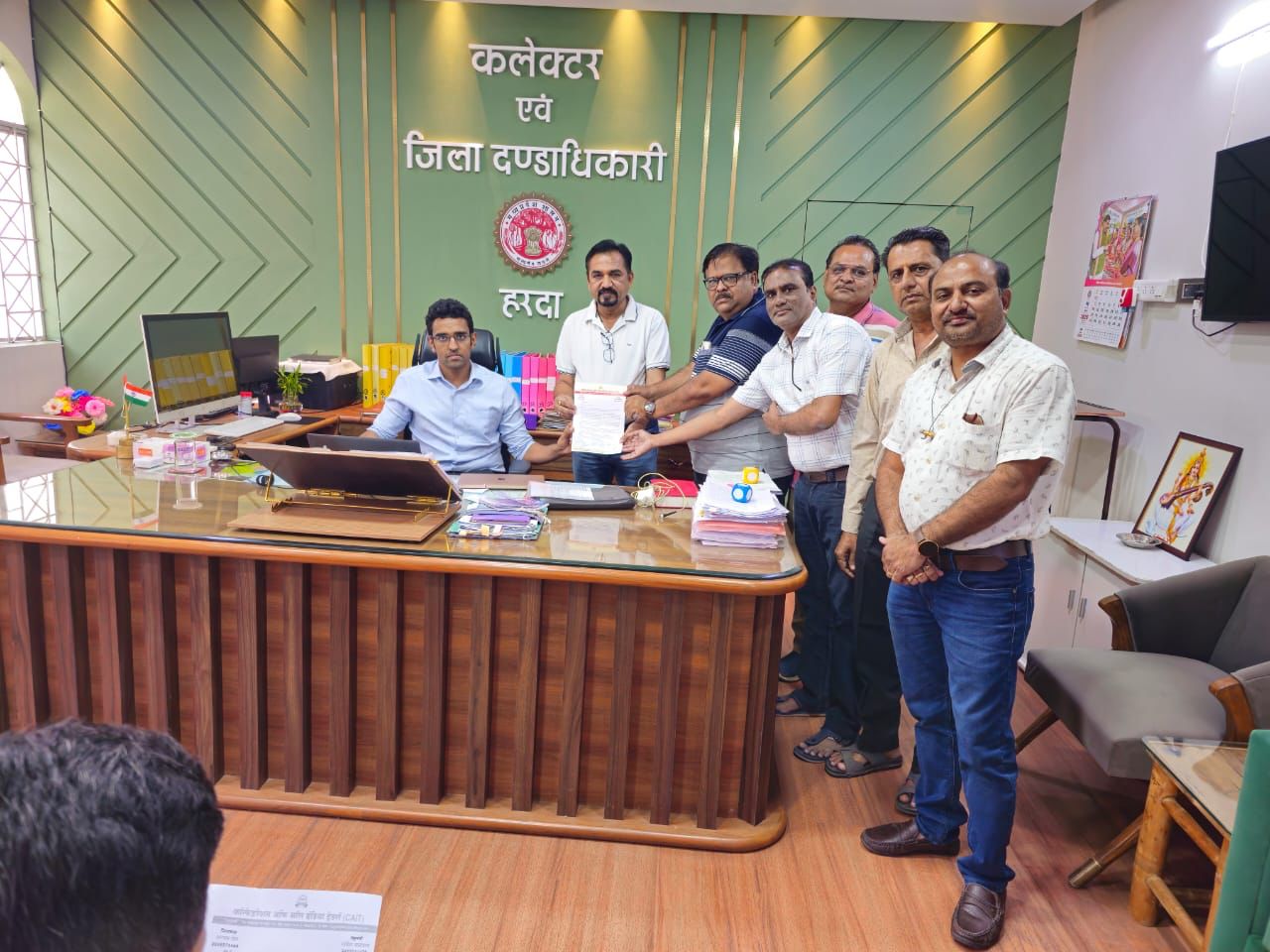 प्रशासनिक अव्यवस्थाओं के चलते हरदा शहर का 40% व्यापार प्रभावित व्यापारियों ने SP कलेक्टर को ज्ञापन सौपकर व्यवस्था सुधारने की मांग की  