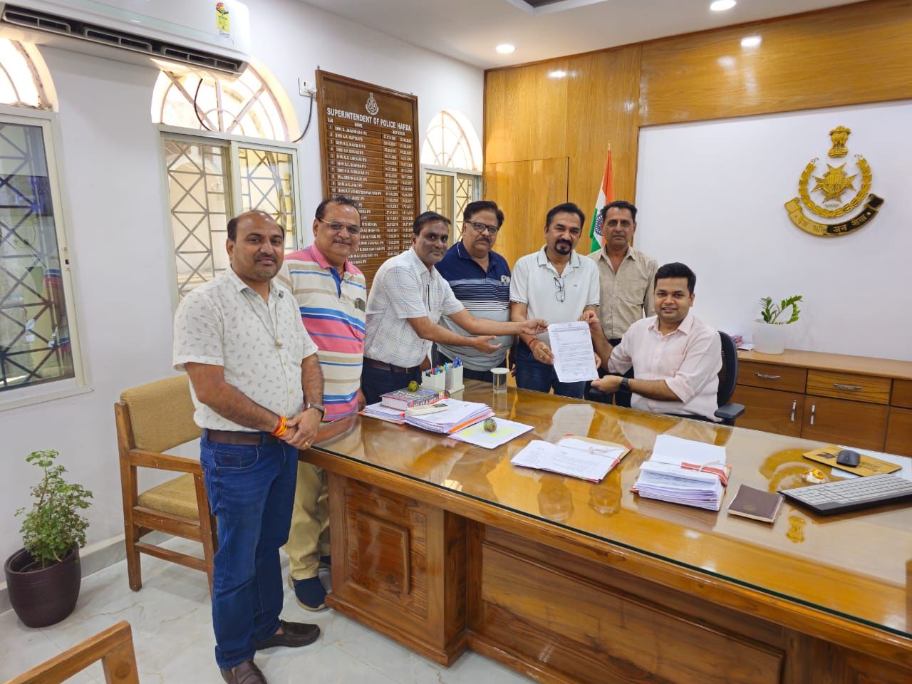 प्रशासनिक अव्यवस्थाओं के चलते हरदा शहर का 40% व्यापार प्रभावित व्यापारियों ने SP कलेक्टर को ज्ञापन सौपकर व्यवस्था सुधारने की मांग की  