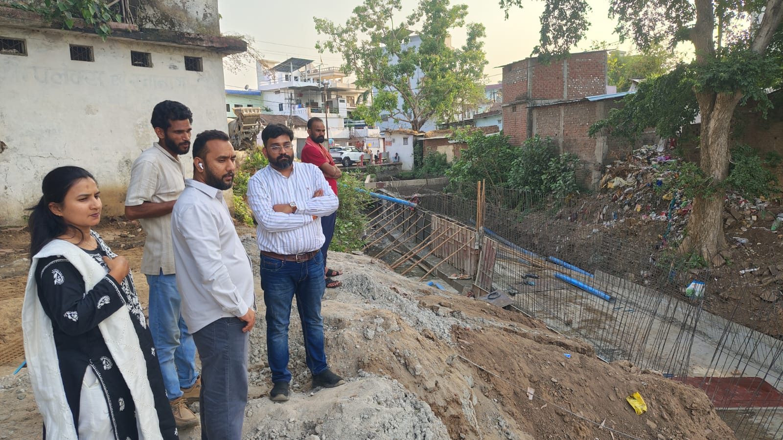 प्रगतिरत नर्मदालोक एवं नाला निर्माण कार्य का एई-जेई ने किया निरीक्षण