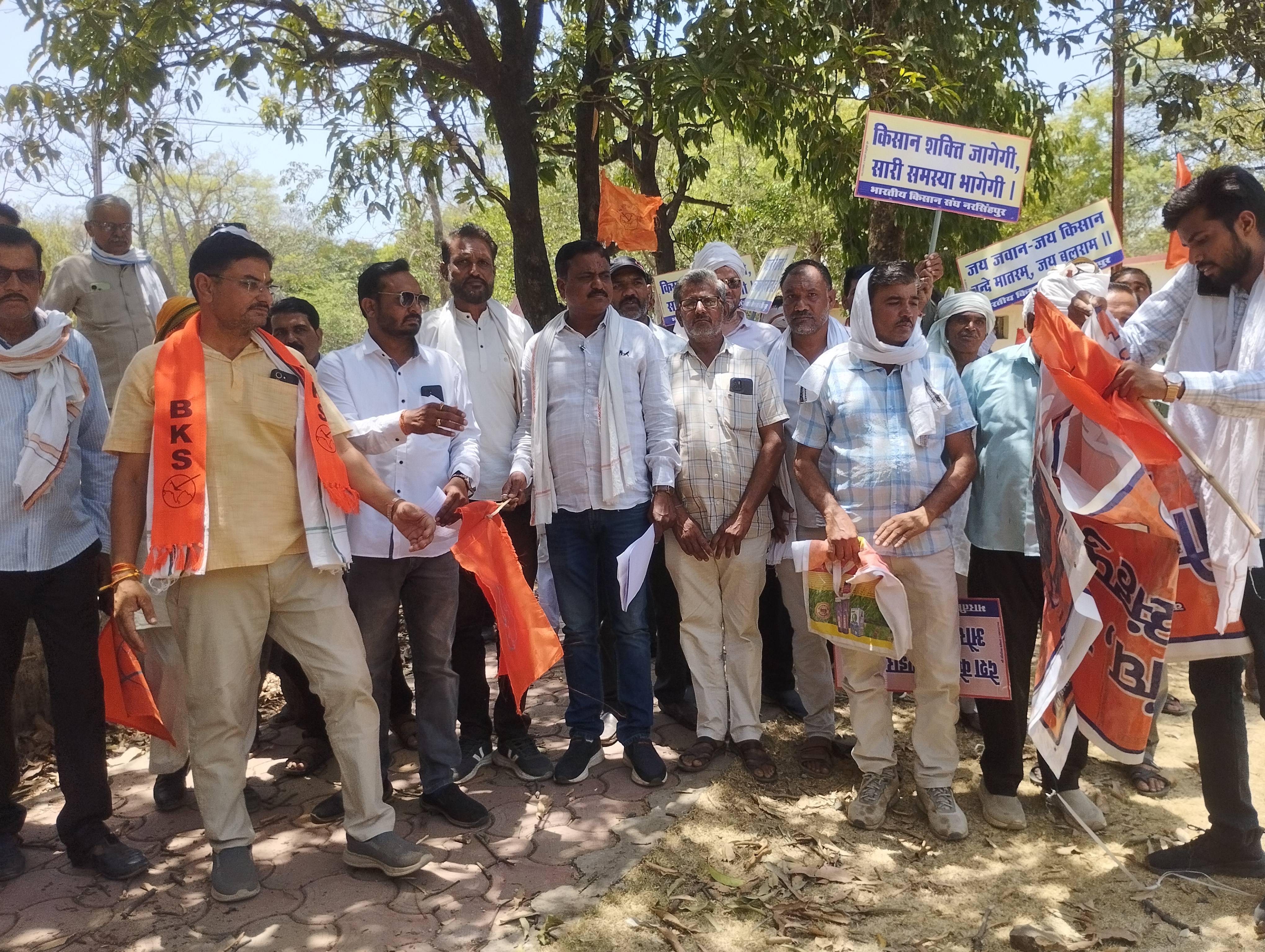 भारतीय किसान संघ महाकौशल प्रांत के बैनर तले किसान एकत्र होकर पहुंचे कलेक्टर कार्यालय डिप्टी कलेक्टर को मुख्यमंत्री के नाम सौंपा ज्ञापन*