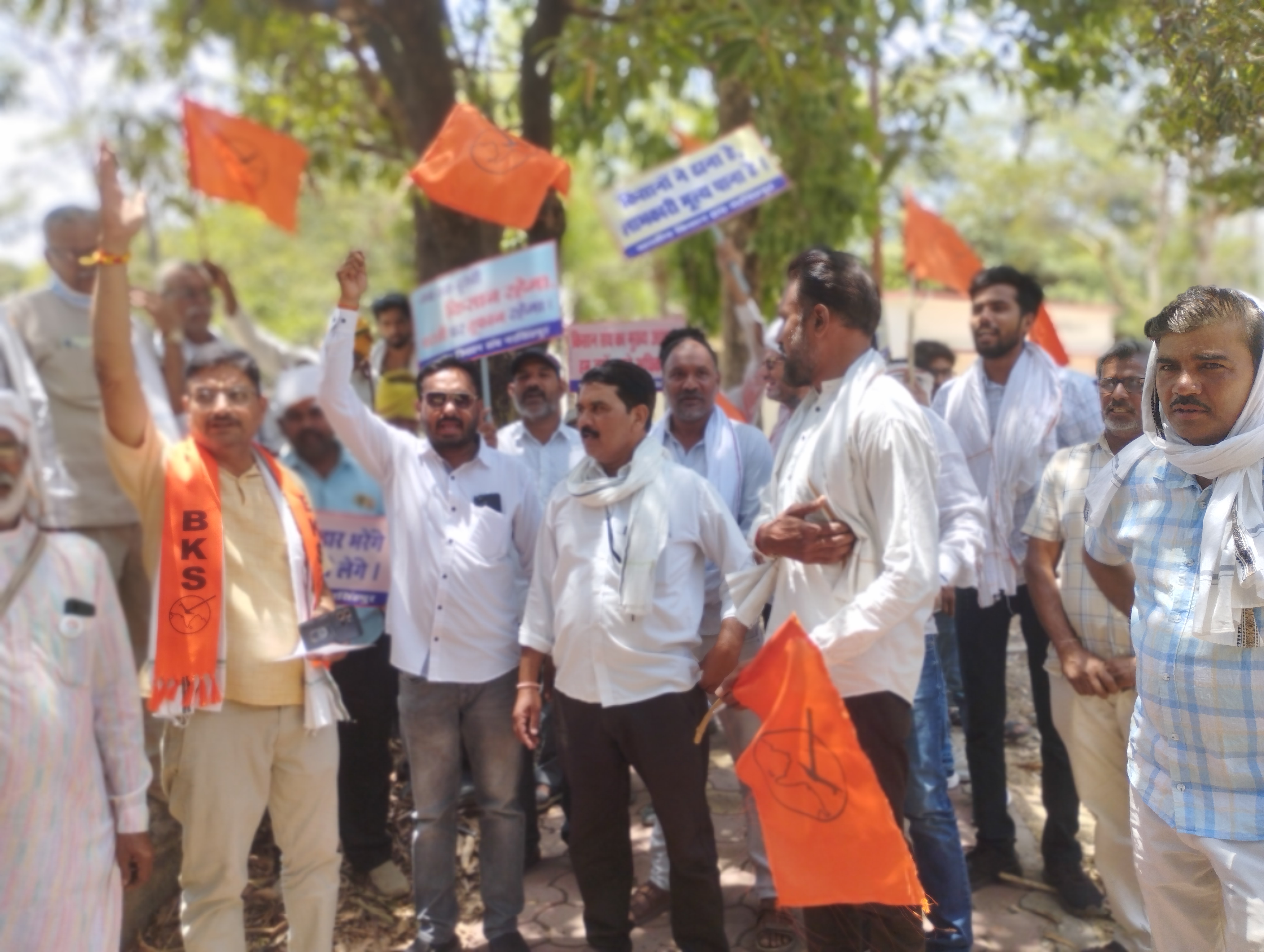 भारतीय किसान संघ महाकौशल प्रांत के बैनर तले किसान एकत्र होकर पहुंचे कलेक्टर कार्यालय डिप्टी कलेक्टर को मुख्यमंत्री के नाम सौंपा ज्ञापन*