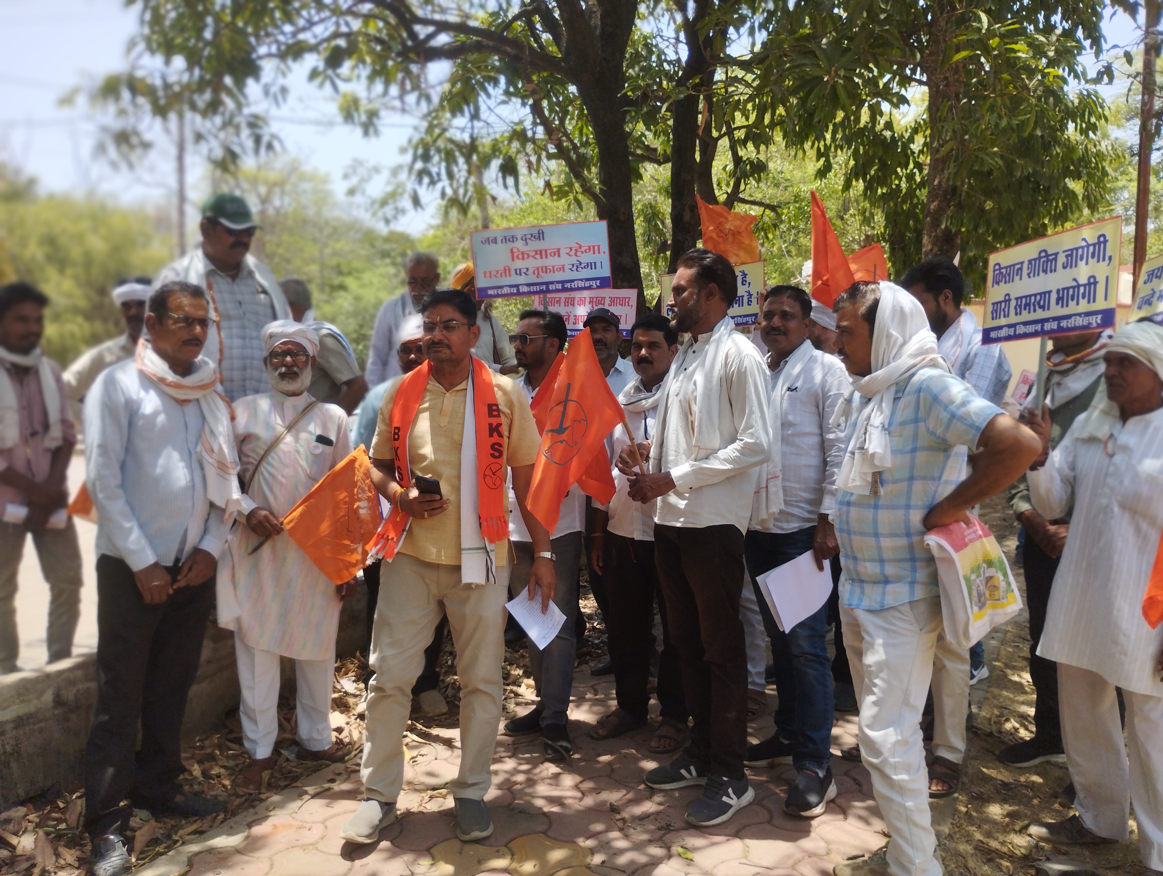 भारतीय किसान संघ महाकौशल प्रांत के बैनर तले किसान एकत्र होकर पहुंचे कलेक्टर कार्यालय डिप्टी कलेक्टर को मुख्यमंत्री के नाम सौंपा ज्ञापन*