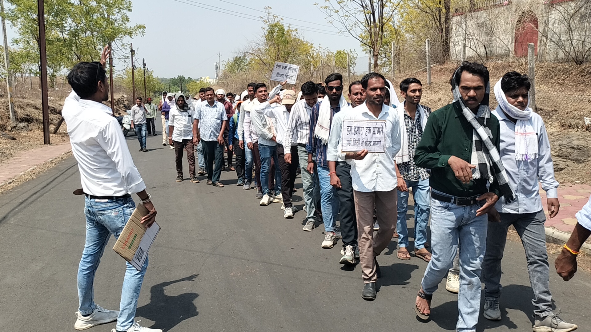 रोजगार बहाली की मांग पर सड़कों पर उतरे पेसा मोबिलाइजर्स:  धूप में प्रदर्शन, आजीविका पर संकट; राज्यपाल के नाम ज्ञापन दिया।