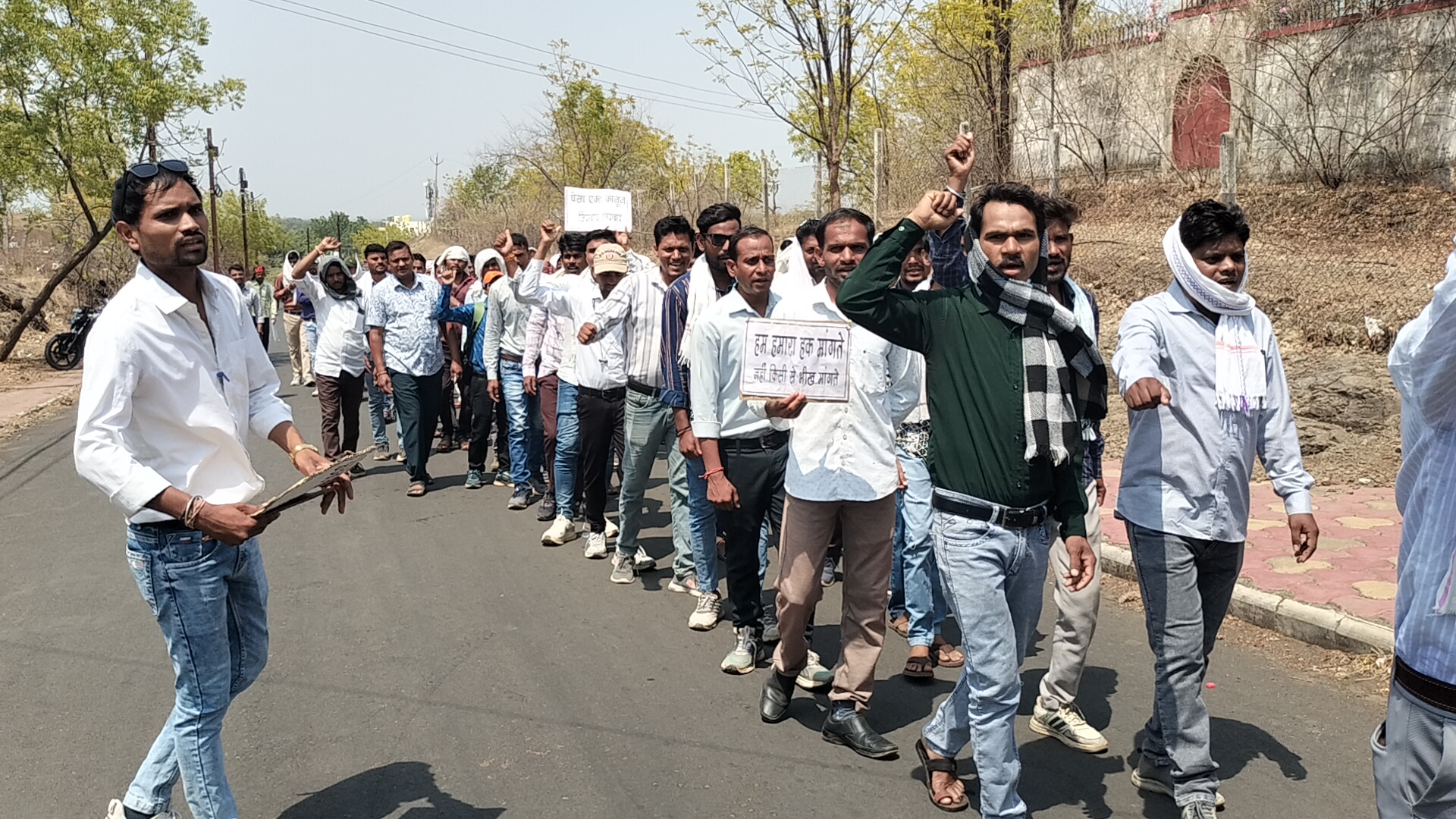 रोजगार बहाली की मांग पर सड़कों पर उतरे पेसा मोबिलाइजर्स:  धूप में प्रदर्शन, आजीविका पर संकट; राज्यपाल के नाम ज्ञापन दिया।