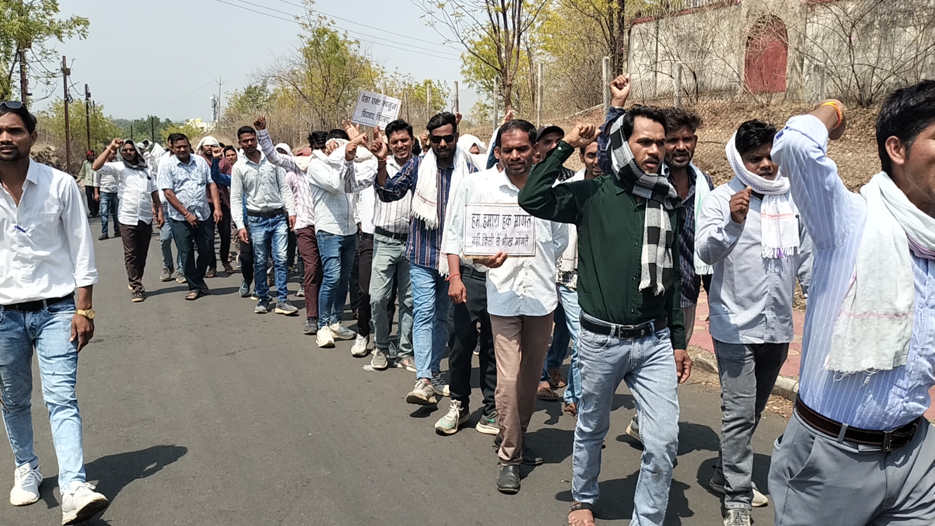 रोजगार बहाली की मांग पर सड़कों पर उतरे पेसा मोबिलाइजर्स:  धूप में प्रदर्शन, आजीविका पर संकट; राज्यपाल के नाम ज्ञापन दिया।