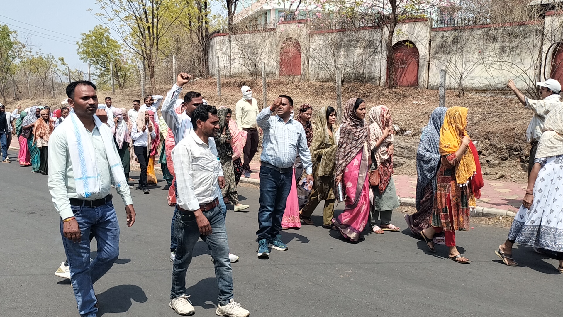 रोजगार बहाली की मांग पर सड़कों पर उतरे पेसा मोबिलाइजर्स:  धूप में प्रदर्शन, आजीविका पर संकट; राज्यपाल के नाम ज्ञापन दिया।
