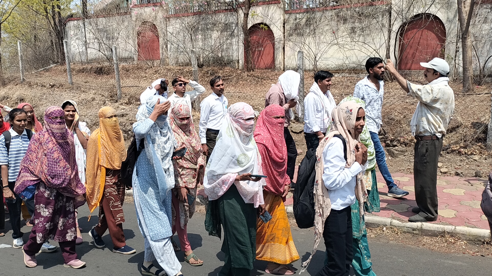 रोजगार बहाली की मांग पर सड़कों पर उतरे पेसा मोबिलाइजर्स:  धूप में प्रदर्शन, आजीविका पर संकट; राज्यपाल के नाम ज्ञापन दिया।