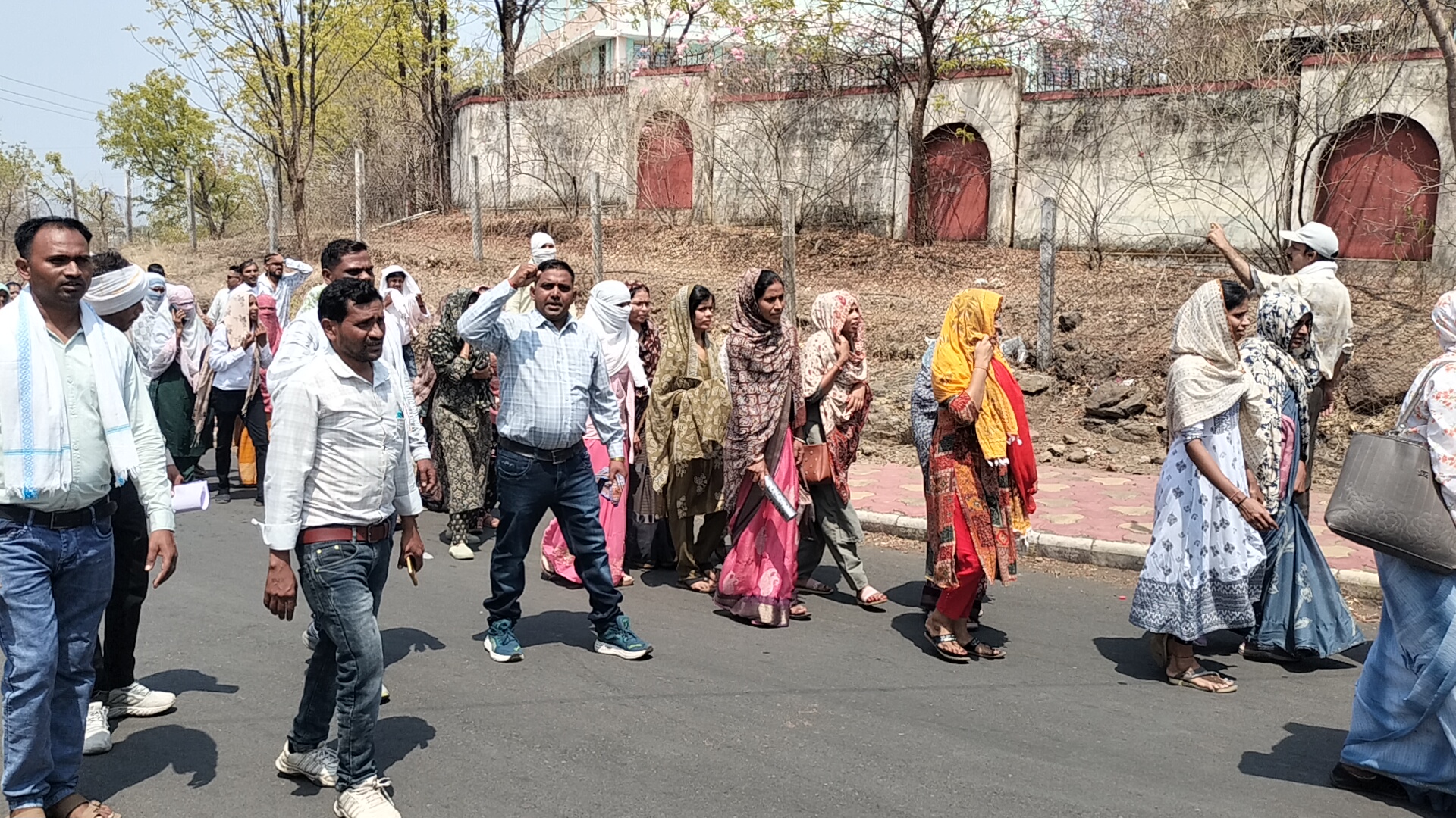रोजगार बहाली की मांग पर सड़कों पर उतरे पेसा मोबिलाइजर्स:  धूप में प्रदर्शन, आजीविका पर संकट; राज्यपाल के नाम ज्ञापन दिया।