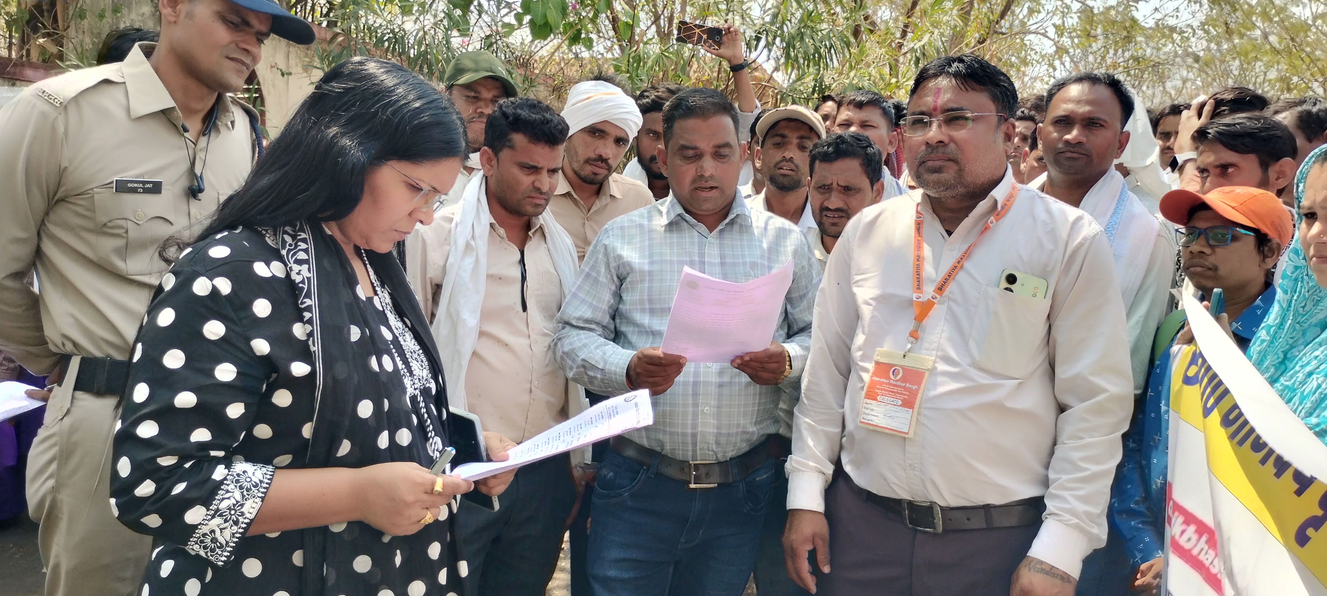 रोजगार बहाली की मांग पर सड़कों पर उतरे पेसा मोबिलाइजर्स:  धूप में प्रदर्शन, आजीविका पर संकट; राज्यपाल के नाम ज्ञापन दिया।