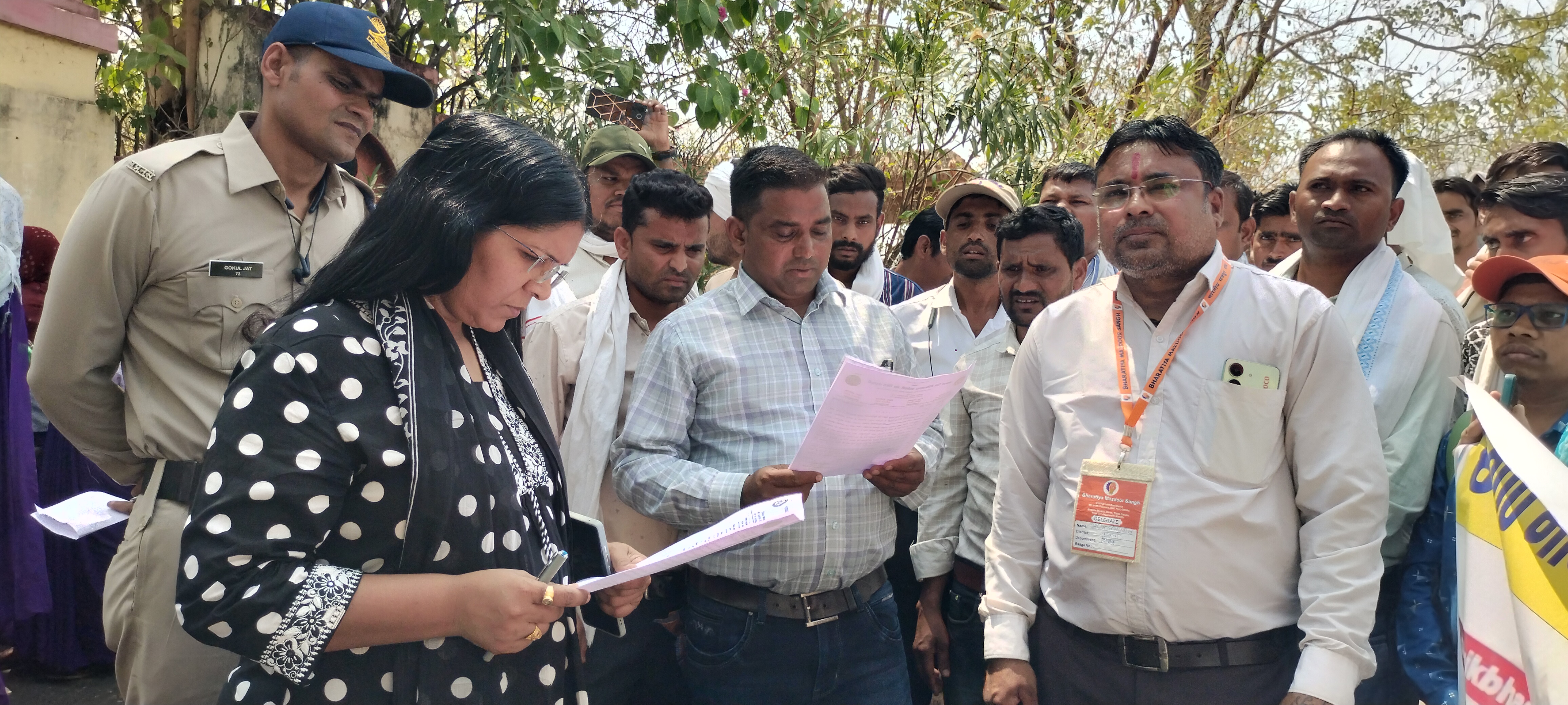 रोजगार बहाली की मांग पर सड़कों पर उतरे पेसा मोबिलाइजर्स:  धूप में प्रदर्शन, आजीविका पर संकट; राज्यपाल के नाम ज्ञापन दिया।