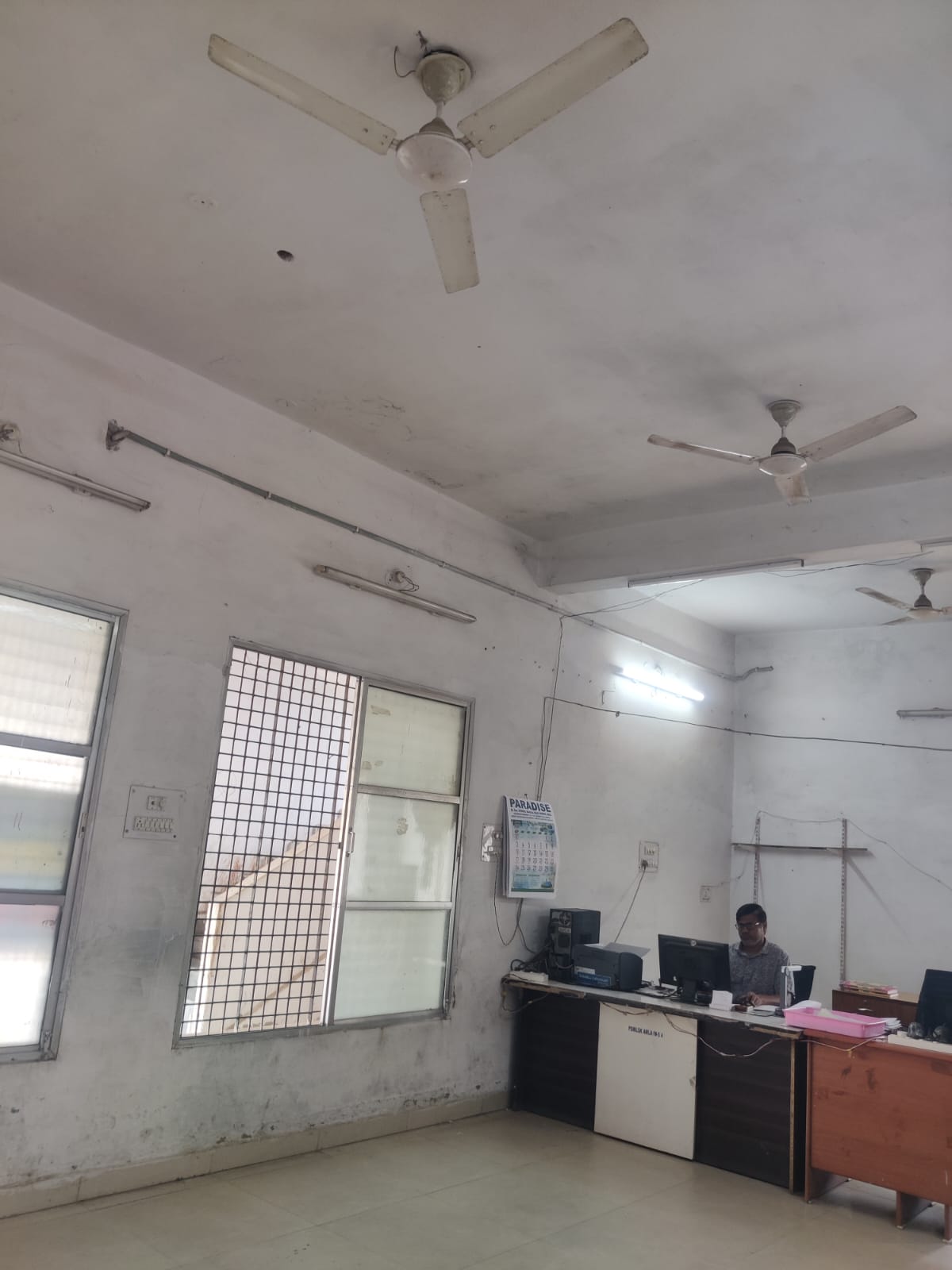 लोकसेवा केंद्र आमला में आम जनता बेहाल, उबलती गर्मी में बंद पड़े पंखे