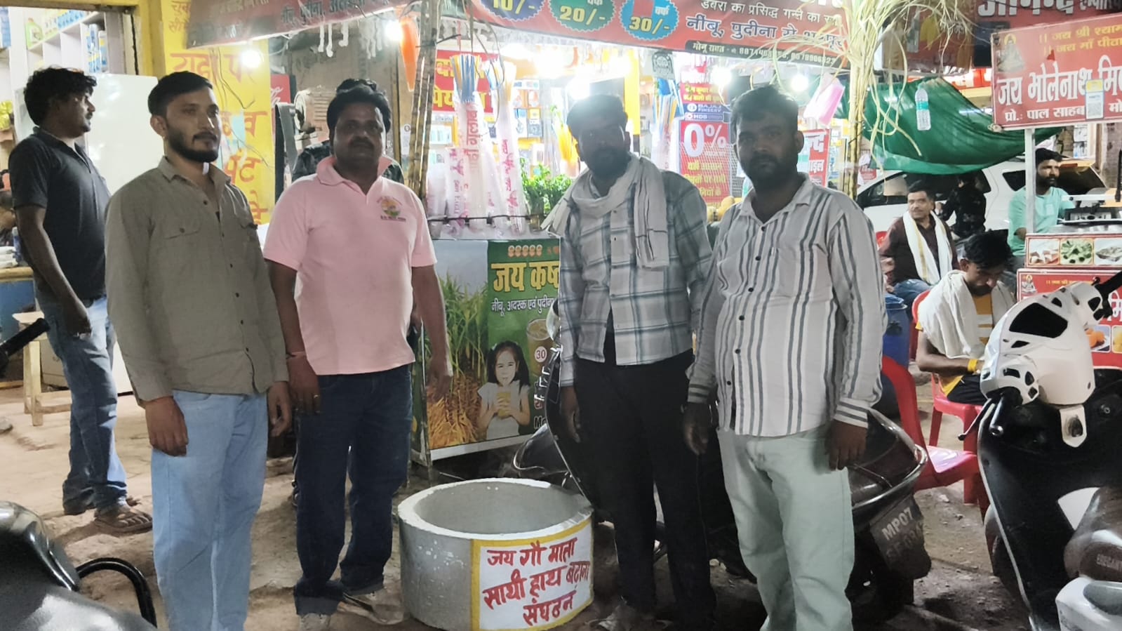 नगर पालिका भ्रष्टाचार में व्यस्त, गौवंश की प्यास बुझाने मैदान में उतरे सामाजिक संगठन