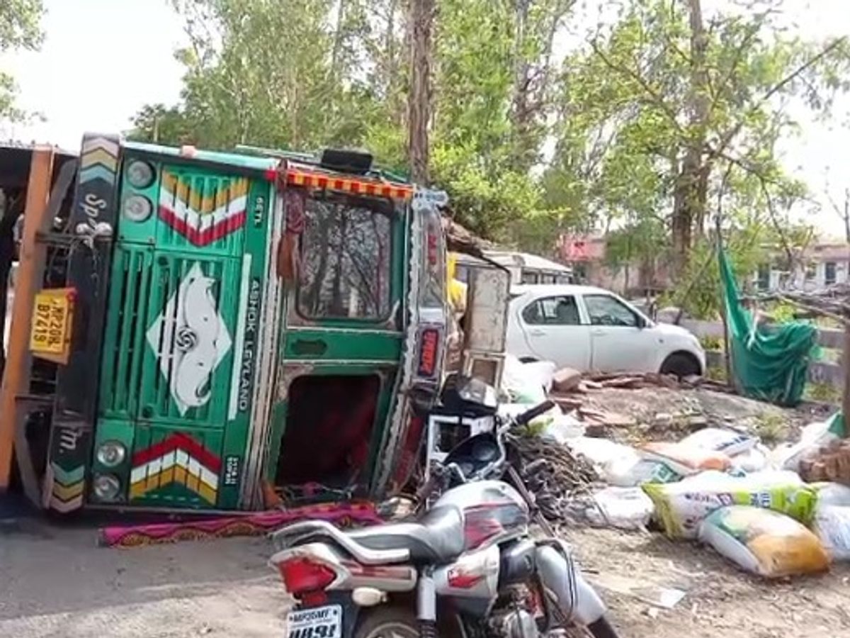 पन्ना में अनियंत्रित ट्रक का तांडव: कई वाहन क्षतिग्रस्त, बिजली व्यवस्था ध्वस्त