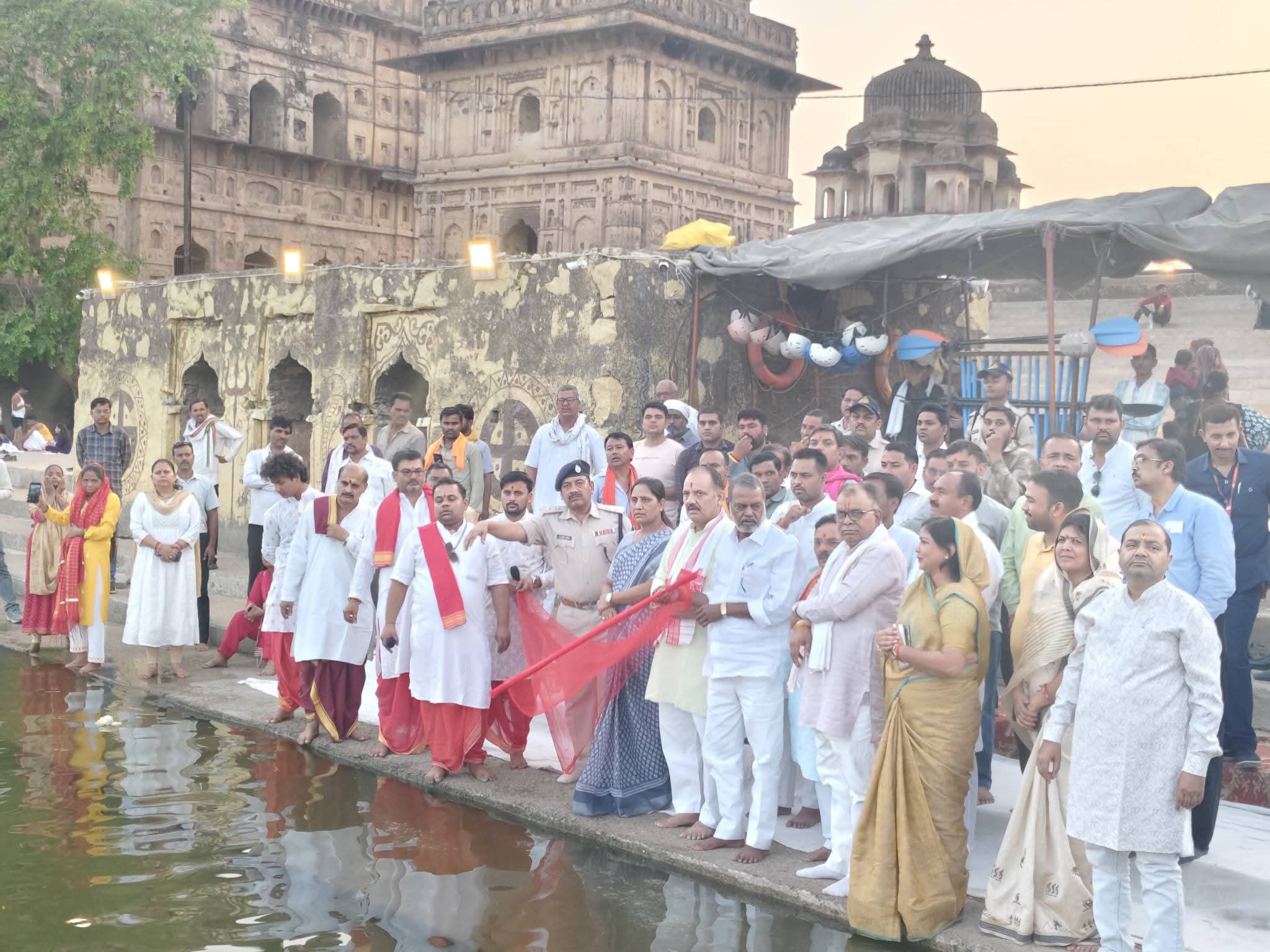 ओरछा में बेतवा नदी पर भव्य गंगा आरती