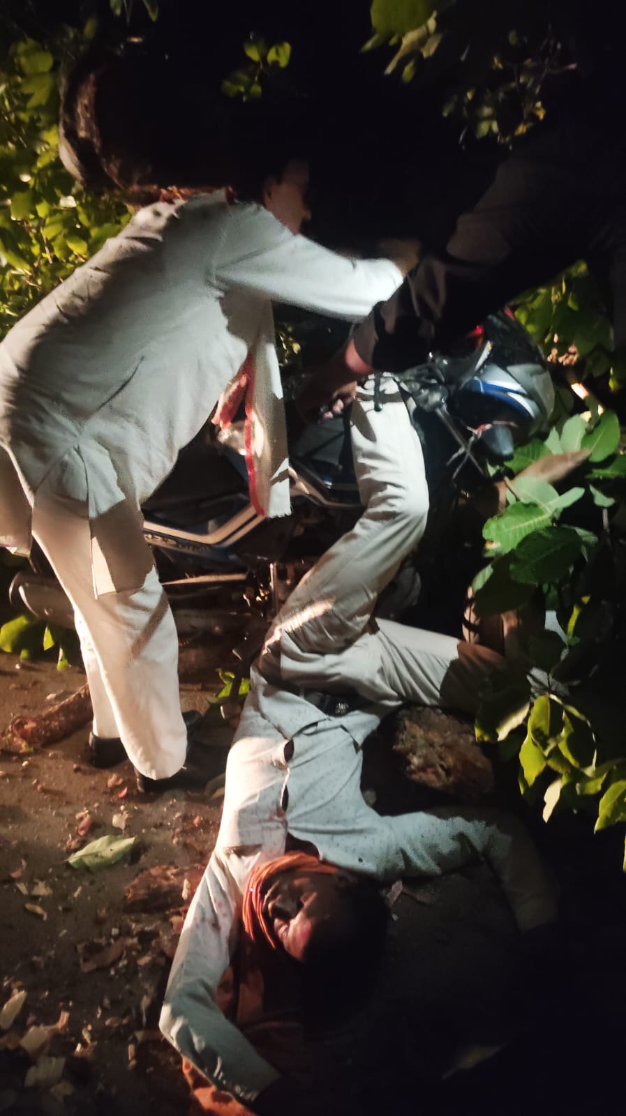 सड़क हादसे में फरिश्ता बने जिला पंचायत उपाध्यक्ष: आधी रात आंधी में गिरे पेड़ से टकराए बाइक सवार की बचाई जान