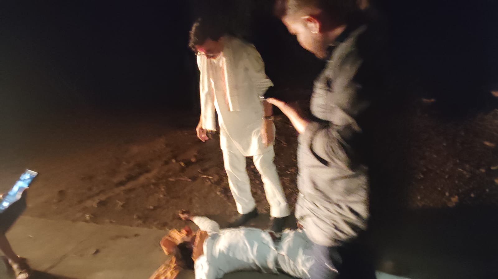 सड़क हादसे में फरिश्ता बने जिला पंचायत उपाध्यक्ष: आधी रात आंधी में गिरे पेड़ से टकराए बाइक सवार की बचाई जान