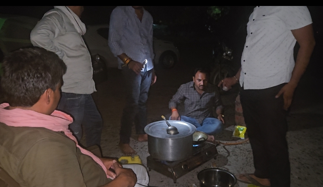 किसानों ने जिला पंचायत में डाला डेरा धरना स्थल पर बन रही दाल बाटी किसानों का कहना है कि जबतक फसल नही खरीदी जाती तबतक धरना जारी रहेगा 