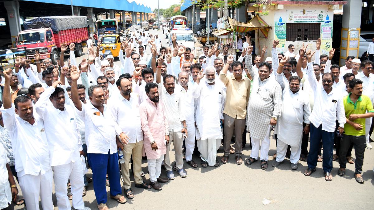 Kalaburagi Traders Voice Strong Opposition to Proposed Installation of Nehru Statue at APMC Yard Sparking Intense Local Controversy and Debate