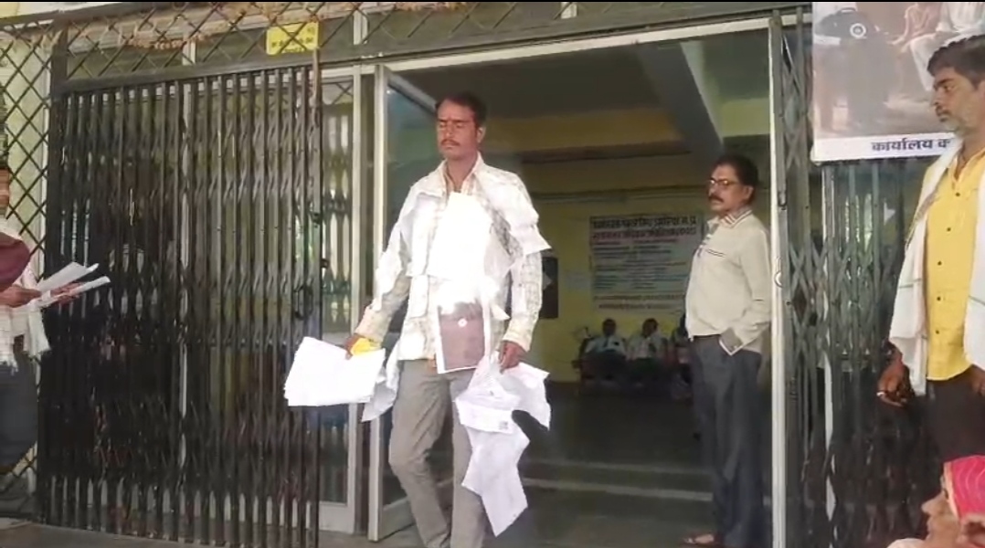 उमरिया कलेक्ट्रेट में पुस्तैनी भूमि के लिए 48वीं बार गुहार