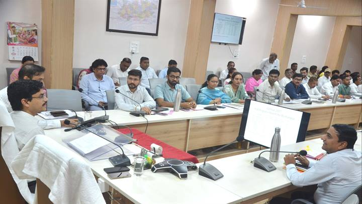 बुरहानपुर में समय-सीमा बैठक: विकास कार्यों एवं पेयजल आपूर्ति पर कलेक्टर ने दिए कड़े निर्देश
